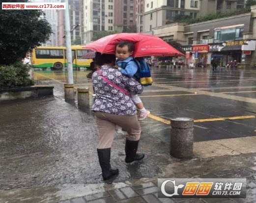 奶奶打伞的淋雨小孩表情包